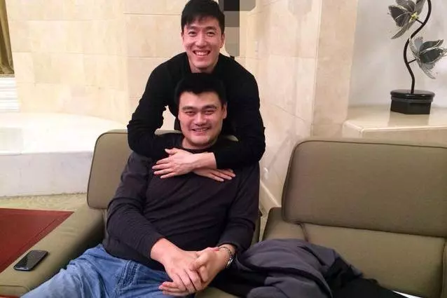沒事別和姚明合影!陳喬恩尷尬,楊冪章子怡最機智,最後一位是真服氣!