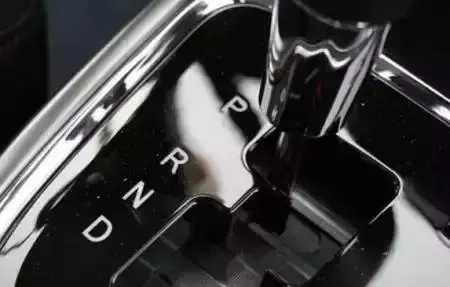 自動擋車,是先熄火再掛p擋好,還是先掛p擋再熄火好,你怎麼做?