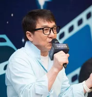 周潤發為何多次拒絕與成龍合作?「賭神」一個字回應成龍!
