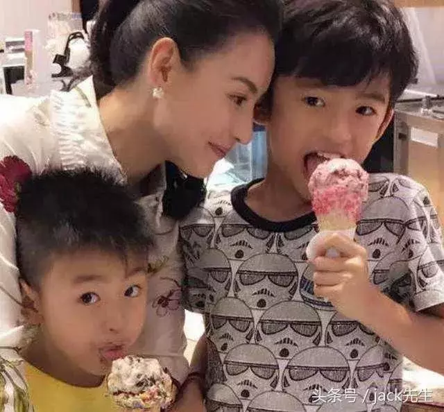 離異後的張柏芝因工作太累吃飯睡著,兒子照顧暖心,看哭網友們