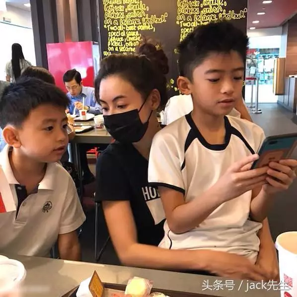 離異後的張柏芝因工作太累吃飯睡著,兒子照顧暖心,看哭網友們