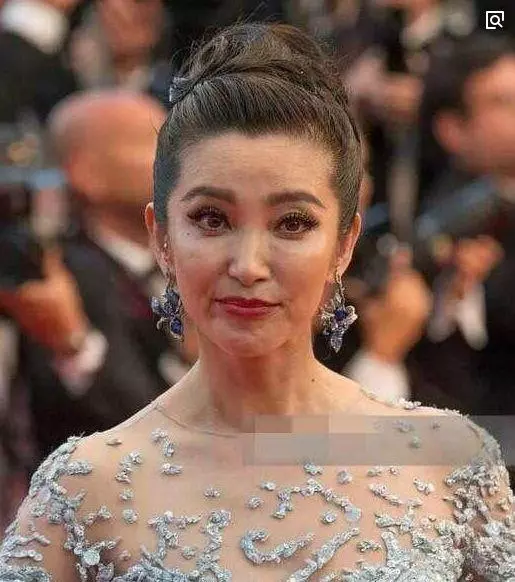 高清鏡頭下的女星,楊冪暴露缺陷,熱巴老十歲,最驚艷的是關曉彤
