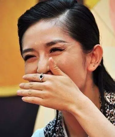 高清鏡頭下的女星,楊冪暴露缺陷,熱巴老十歲,最驚艷的是關曉彤