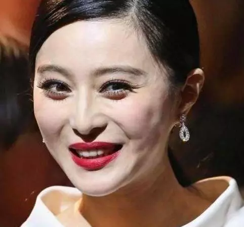高清鏡頭下的女星,楊冪暴露缺陷,熱巴老十歲,最驚艷的是關曉彤