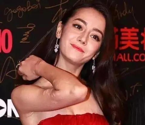 高清鏡頭下的女星,楊冪暴露缺陷,熱巴老十歲,最驚艷的是關曉彤