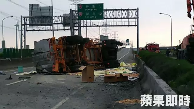 化學車翻覆毒氣外洩!駕駛命危 西濱線西段封閉逾5小時 | 蘋果日報