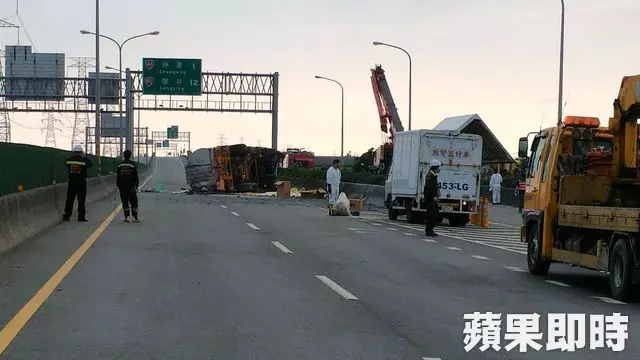 化學車翻覆毒氣外洩!駕駛命危 西濱線西段封閉逾5小時 | 蘋果日報