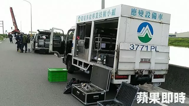 化學車翻覆毒氣外洩!駕駛命危 西濱線西段封閉逾5小時 | 蘋果日報