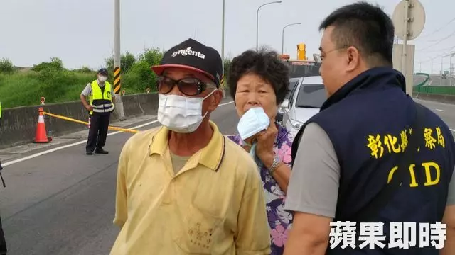 化學車翻覆毒氣外洩!駕駛命危 西濱線西段封閉逾5小時 | 蘋果日報