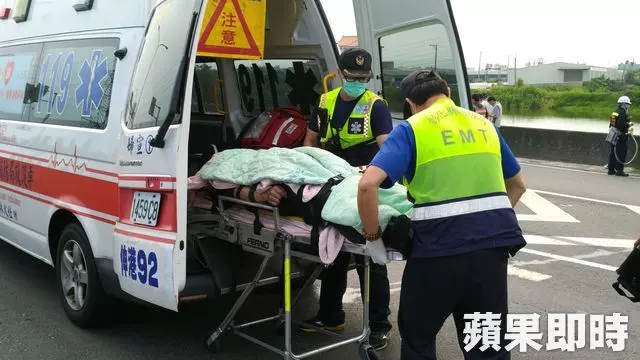 化學車翻覆毒氣外洩!駕駛命危 西濱線西段封閉逾5小時 | 蘋果日報