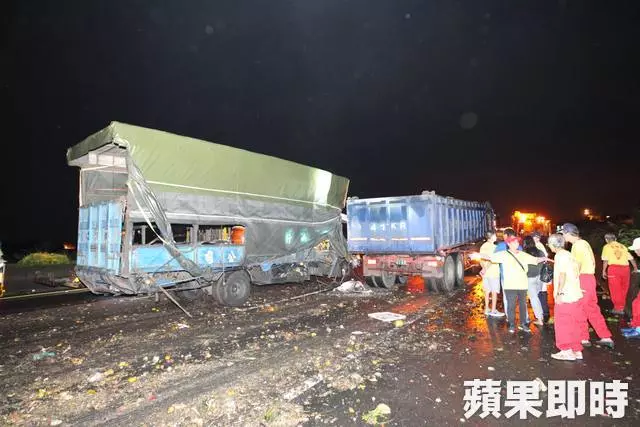 3車連環撞菜渣噴國道 陣頭團12傷送醫 | 蘋果日報