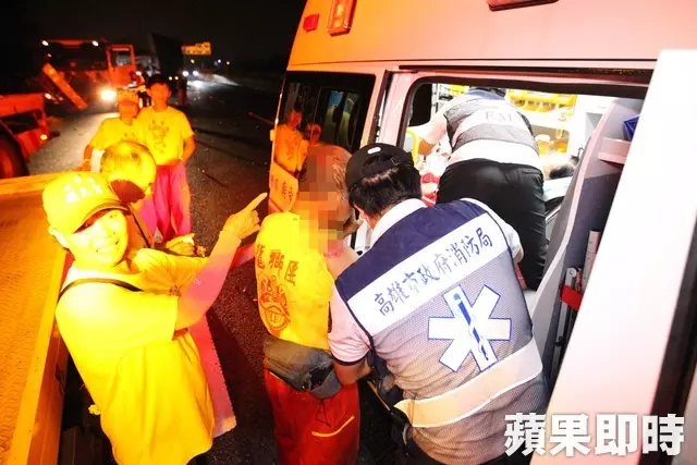 3車連環撞菜渣噴國道 陣頭團12傷送醫 | 蘋果日報