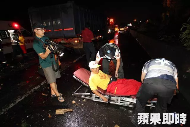 3車連環撞菜渣噴國道 陣頭團12傷送醫 | 蘋果日報