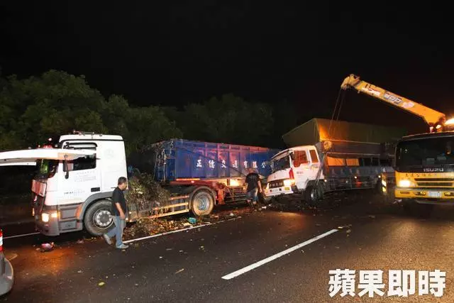 3車連環撞菜渣噴國道 陣頭團12傷送醫 | 蘋果日報
