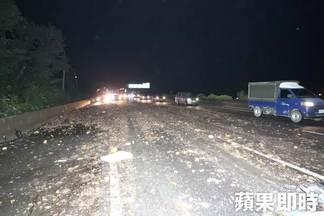 3車連環撞菜渣噴國道 陣頭團12傷送醫 | 蘋果日報