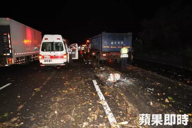 3車連環撞菜渣噴國道 陣頭團12傷送醫 | 蘋果日報