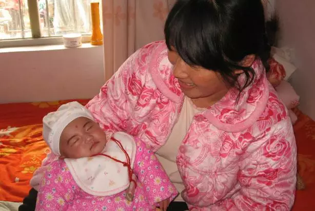 孫女滿月我給兩萬，晚上聽到兒子兒媳吵架，我收拾東西立馬離開