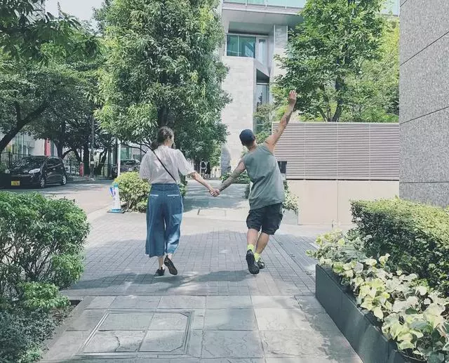 【愛~】余文樂親自幫老婆繫鞋帶,在王棠雲面前成大小孩!