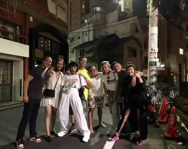 【愛~】余文樂親自幫老婆繫鞋帶,在王棠雲面前成大小孩!