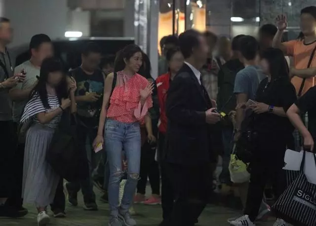 【看看這笑容就知道!】TVB視帝老婆熬過離婚謠言,開心約上視後閨蜜一起吃飯~