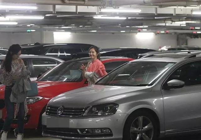 【看看這笑容就知道!】TVB視帝老婆熬過離婚謠言,開心約上視後閨蜜一起吃飯~