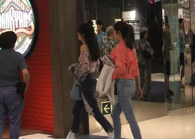 【看看這笑容就知道!】TVB視帝老婆熬過離婚謠言,開心約上視後閨蜜一起吃飯~