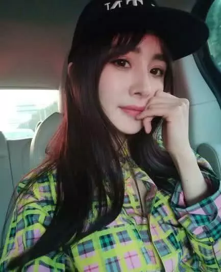 楊冪曬自拍,網友:寶寶你最美,但是先把胸前襯衣扣好咱再聊行嗎!