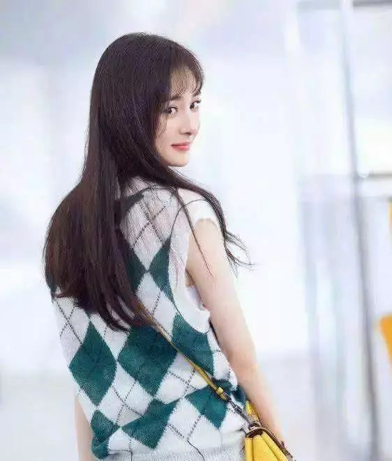 楊冪曬自拍,網友:寶寶你最美,但是先把胸前襯衣扣好咱再聊行嗎!