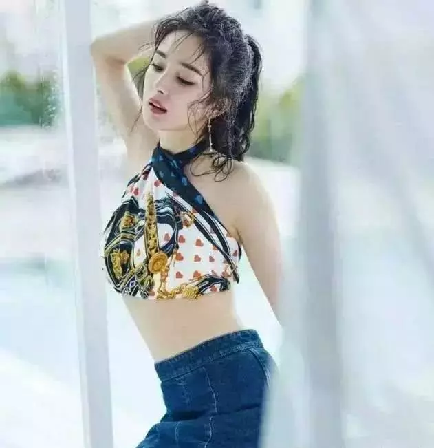 楊冪曬自拍,網友:寶寶你最美,但是先把胸前襯衣扣好咱再聊行嗎!