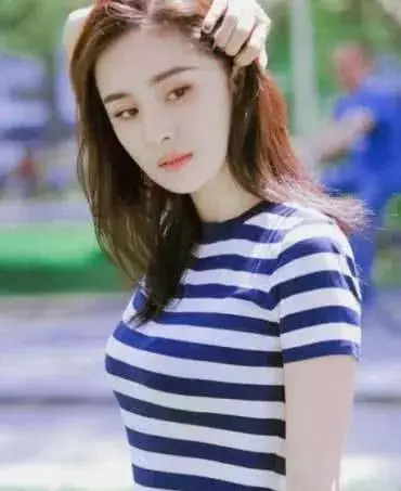 楊冪曬自拍,網友:寶寶你最美,但是先把胸前襯衣扣好咱再聊行嗎!