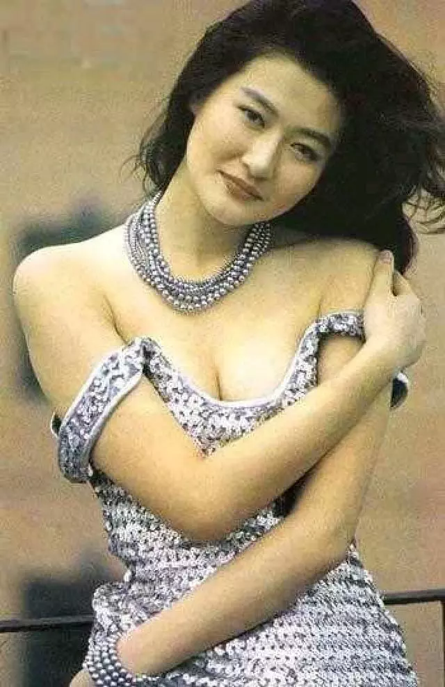 她17歲拍片29歲自殺,與「乾爹」戀愛糾纏不休,還被曝在家中養鬼!