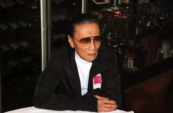 84歲曾江與老婆外出逛街,兩人雖已結婚24年,但仍以情侶裝放閃!