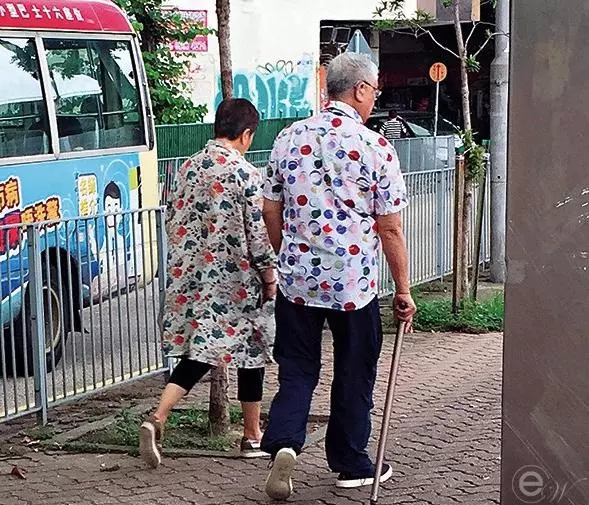 84歲曾江與老婆外出逛街,兩人雖已結婚24年,但仍以情侶裝放閃!