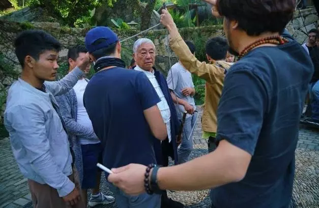 84歲曾江與老婆外出逛街,兩人雖已結婚24年,但仍以情侶裝放閃!