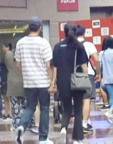 袁詠儀逛街買買買,「好老公」張智霖刷卡埋單,她被寵的好幸福!