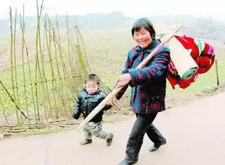 新郎在婚禮上,對姑姑喊道,謝謝你的養育之恩,你就是我的親媽