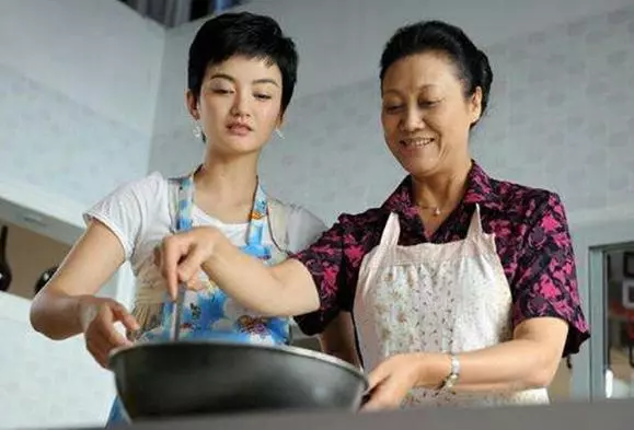 婆婆,以前是你照顧我,現在該我回報你了,錢可以再賺你活著就好