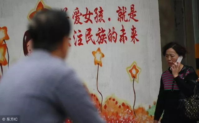 父親住院,我四處籌醫藥費,母親嫌少,她說:女兒始終是外人!