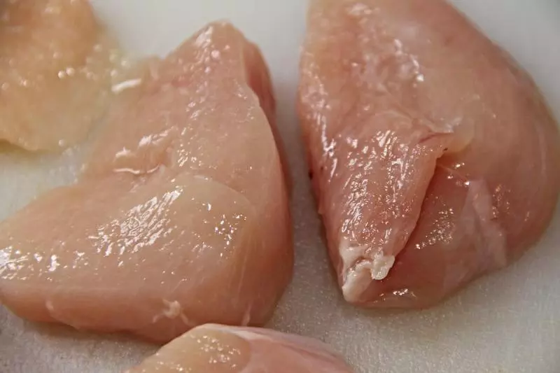 你會用清水「洗生雞肉」嗎?食安專家:「恐增加細菌感染風險」