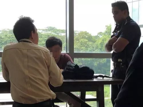 [ 新加坡 ] 腹痛跑錯廁所？ 男學院生女廁偷拍被逮
