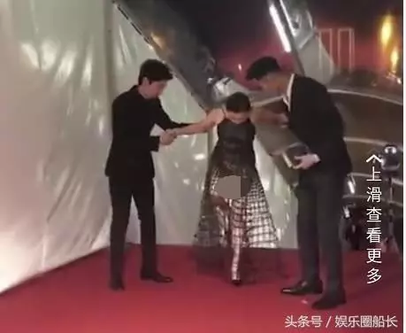 劉嘉玲意外踩到裙子,看阮經天是怎麼做的!劉嘉玲這穿著走紅毯,網友說沒第二個人敢穿!