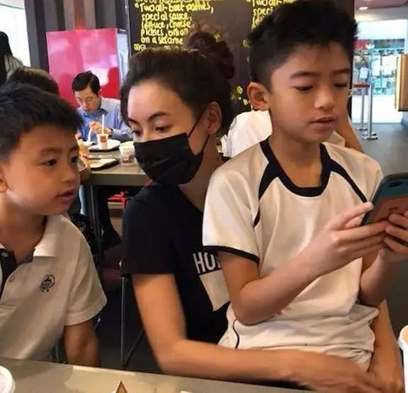 謝霆鋒為何寧願不要兩個孩子,也要王菲,謝賢6字道出真相