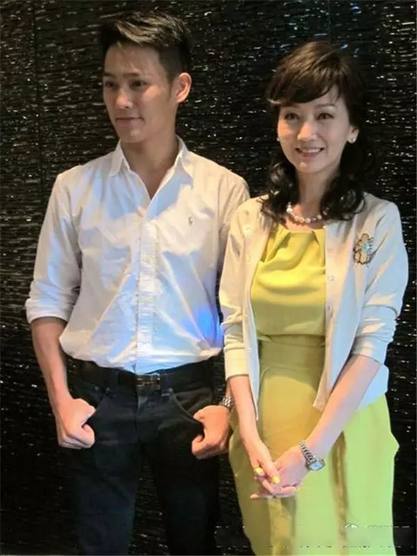 62歲的她像25歲一樣美麗動人,她與兒子的合照令網友驚呼:「根本是情侶」!