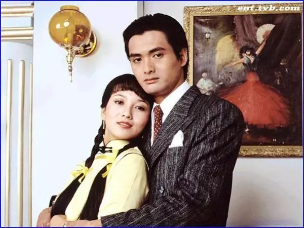 62歲的她像25歲一樣美麗動人,她與兒子的合照令網友驚呼:「根本是情侶」!