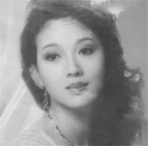 62歲的她像25歲一樣美麗動人,她與兒子的合照令網友驚呼:「根本是情侶」!