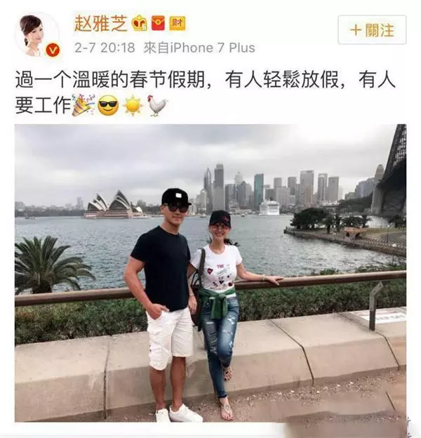 62歲的她像25歲一樣美麗動人,她與兒子的合照令網友驚呼:「根本是情侶」!