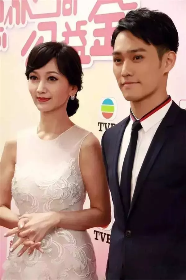 62歲的她像25歲一樣美麗動人,她與兒子的合照令網友驚呼:「根本是情侶」!