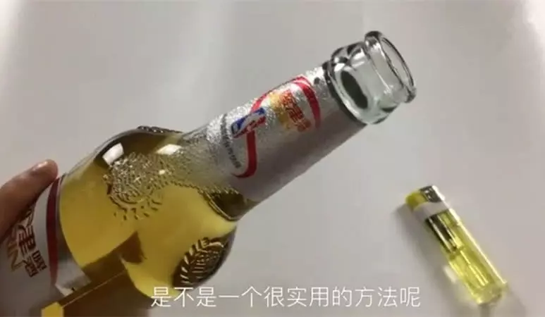 喝了30年啤酒,今天才知道原來用【一隻手】就能輕鬆打開瓶蓋,跟朋友一起喝酒簡直太有面子了