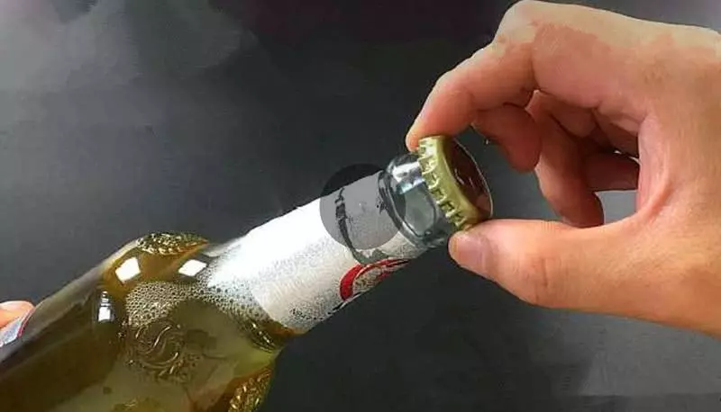 喝了30年啤酒,今天才知道原來用【一隻手】就能輕鬆打開瓶蓋,跟朋友一起喝酒簡直太有面子了