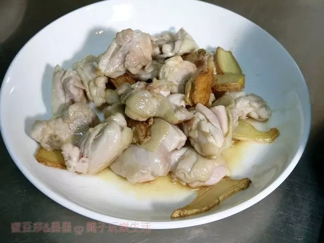 【電鍋食譜】零失敗懶人料理!麻油雞飯簡單上桌